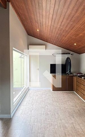 Casa à venda com 450m², 4 quartos e 3 vagas Casa à venda com 450m², 4 quartos e 3 vagasSótão - Estudio