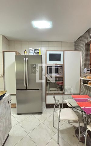 Casa à venda com 450m², 4 quartos e 3 vagas Casa à venda com 450m², 4 quartos e 3 vagasCozinha