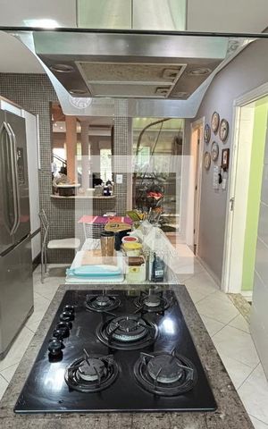 Casa à venda com 450m², 4 quartos e 3 vagas Casa à venda com 450m², 4 quartos e 3 vagasCozinha