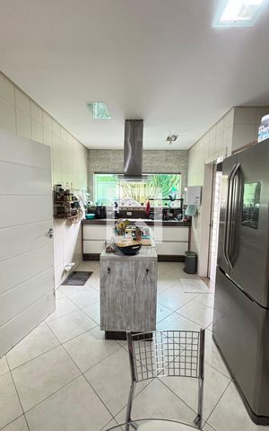 Casa à venda com 450m², 4 quartos e 3 vagas Casa à venda com 450m², 4 quartos e 3 vagasCozinha