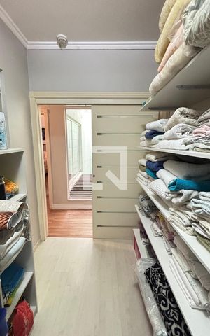 Casa à venda com 450m², 4 quartos e 3 vagas Casa à venda com 450m², 4 quartos e 3 vagasRouparia