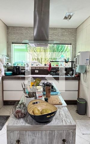 Casa à venda com 450m², 4 quartos e 3 vagas Casa à venda com 450m², 4 quartos e 3 vagasCozinha