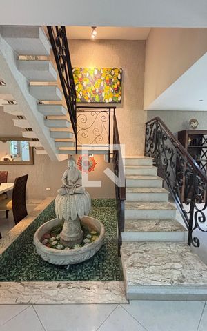 Casa à venda com 450m², 4 quartos e 3 vagas Casa à venda com 450m², 4 quartos e 3 vagasEscada