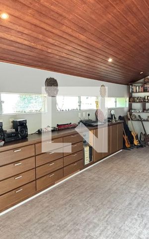 Casa à venda com 450m², 4 quartos e 3 vagas Casa à venda com 450m², 4 quartos e 3 vagasSótão - Estudio