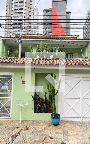 Casa à venda com 450m², 4 quartos e 3 vagas Casa à venda com 450m², 4 quartos e 3 vagasFachada