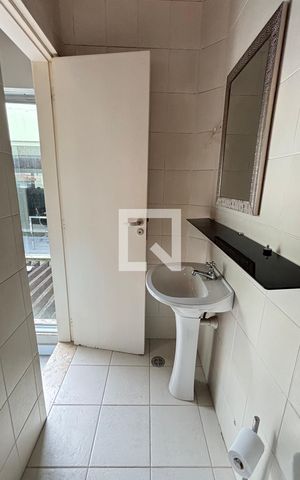 Casa à venda com 450m², 4 quartos e 3 vagas Casa à venda com 450m², 4 quartos e 3 vagasSótão - Banheiro