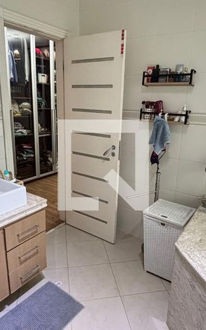 Casa à venda com 450m², 4 quartos e 3 vagas Casa à venda com 450m², 4 quartos e 3 vagasBanheiro da Suíte 1