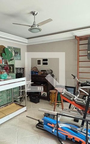 Casa à venda com 450m², 4 quartos e 3 vagas Casa à venda com 450m², 4 quartos e 3 vagasQuarto da Piscina