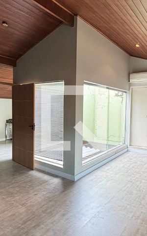 Casa à venda com 450m², 4 quartos e 3 vagas Casa à venda com 450m², 4 quartos e 3 vagasSótão - Estudio