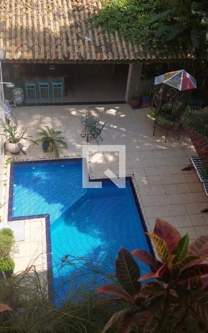Casa à venda com 450m², 4 quartos e 3 vagas Casa à venda com 450m², 4 quartos e 3 vagasPiscina