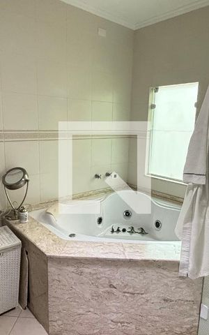 Casa à venda com 450m², 4 quartos e 3 vagas Casa à venda com 450m², 4 quartos e 3 vagasBanheiro da Suíte 1