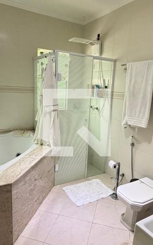 Casa à venda com 450m², 4 quartos e 3 vagas Casa à venda com 450m², 4 quartos e 3 vagasBanheiro da Suíte 1