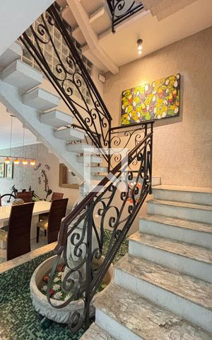 Casa à venda com 450m², 4 quartos e 3 vagas Casa à venda com 450m², 4 quartos e 3 vagasEscada