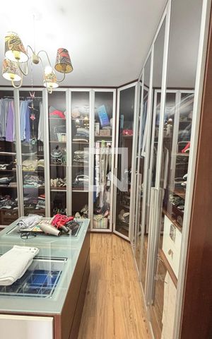 Casa à venda com 450m², 4 quartos e 3 vagas Casa à venda com 450m², 4 quartos e 3 vagasSuite 1 Closet