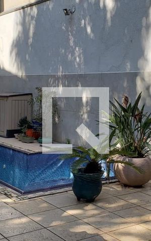 Casa à venda com 450m², 4 quartos e 3 vagas Casa à venda com 450m², 4 quartos e 3 vagasPiscina