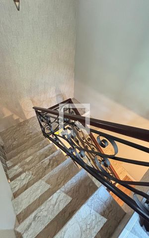 Casa à venda com 450m², 4 quartos e 3 vagas Casa à venda com 450m², 4 quartos e 3 vagasEscada