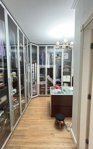 Casa à venda com 450m², 4 quartos e 3 vagas Casa à venda com 450m², 4 quartos e 3 vagasSuite 1 Closet