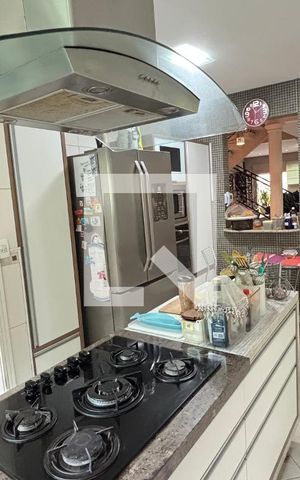 Casa à venda com 450m², 4 quartos e 3 vagas Casa à venda com 450m², 4 quartos e 3 vagasCozinha