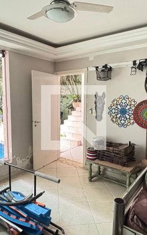 Casa à venda com 450m², 4 quartos e 3 vagas Casa à venda com 450m², 4 quartos e 3 vagasQuarto da Piscina