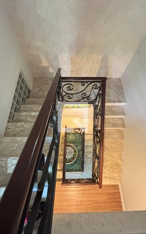 Casa à venda com 450m², 4 quartos e 3 vagas Casa à venda com 450m², 4 quartos e 3 vagasEscada