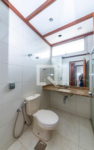 Apartamento à venda com 350m², 5 quartos e 3 vagas Apartamento à venda com 350m², 5 quartos e 3 vagasBanheiro da Suíte 2