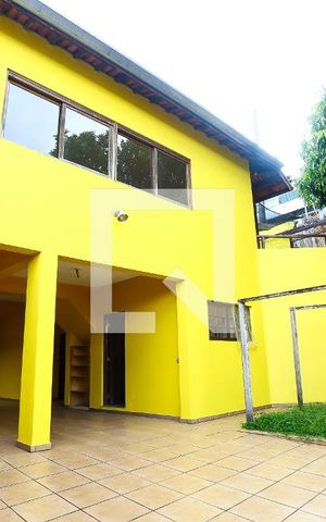 Casa à venda com 140m², 4 quartos e 8 vagas Casa à venda com 140m², 4 quartos e 8 vagasFachada