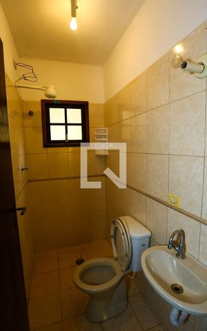 Casa à venda com 140m², 4 quartos e 8 vagas Casa à venda com 140m², 4 quartos e 8 vagasEdícula / banheiro