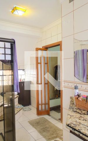 Casa à venda com 330m², 3 quartos e 4 vagasBanheiro da Suíte 1