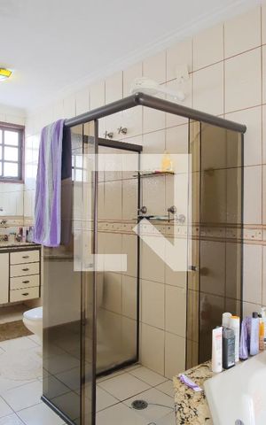 Casa à venda com 330m², 3 quartos e 4 vagasBanheiro da Suíte 1