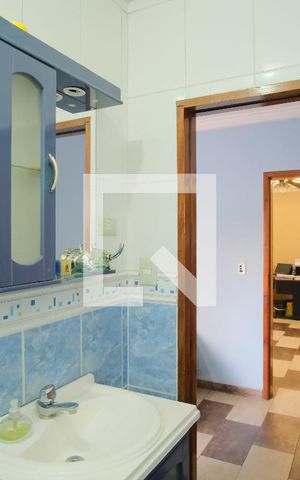 Casa à venda com 330m², 3 quartos e 4 vagasBanheiro da Suíte 2