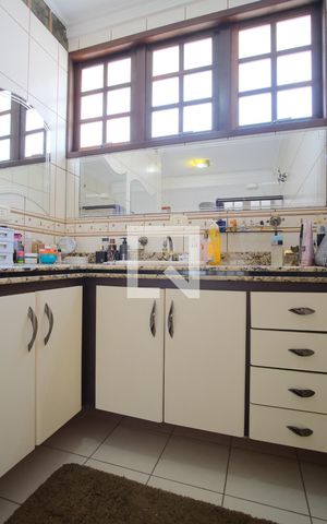 Casa à venda com 330m², 3 quartos e 4 vagasBanheiro da Suíte 1