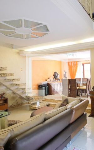 Casa à venda com 330m², 3 quartos e 4 vagasSala
