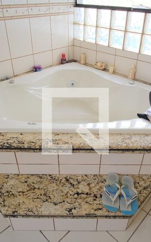 Casa à venda com 330m², 3 quartos e 4 vagasBanheiro da Suíte 1