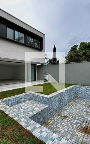 Casa de condomínio à venda com 496m², 4 quartos e 4 vagas Casa de condomínio à venda com 496m², 4 quartos e 4 vagasPiscina