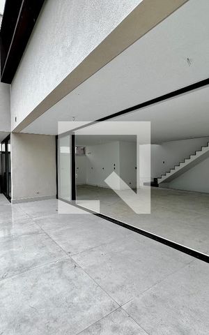 Casa de condomínio à venda com 496m², 4 quartos e 4 vagas Casa de condomínio à venda com 496m², 4 quartos e 4 vagasVaranda/Quintal