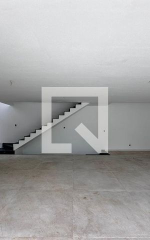 Casa de condomínio à venda com 496m², 4 quartos e 4 vagas Casa de condomínio à venda com 496m², 4 quartos e 4 vagasSala