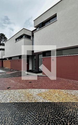Casa de condomínio à venda com 496m², 4 quartos e 4 vagas Casa de condomínio à venda com 496m², 4 quartos e 4 vagasÁrea Comum