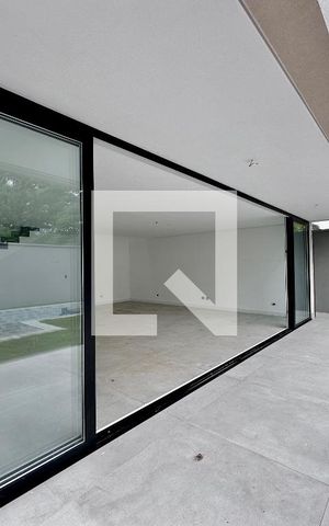 Casa de condomínio à venda com 496m², 4 quartos e 4 vagas Casa de condomínio à venda com 496m², 4 quartos e 4 vagasVaranda/Quintal
