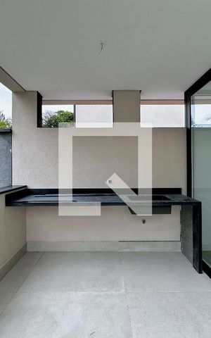 Casa de condomínio à venda com 496m², 4 quartos e 4 vagas Casa de condomínio à venda com 496m², 4 quartos e 4 vagasVaranda/Quintal