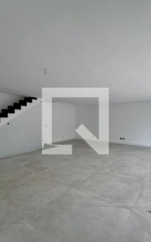 Casa de condomínio à venda com 496m², 4 quartos e 4 vagas Casa de condomínio à venda com 496m², 4 quartos e 4 vagasSala