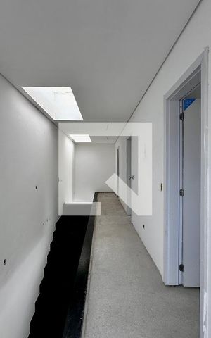 Casa de condomínio à venda com 496m², 4 quartos e 4 vagas Casa de condomínio à venda com 496m², 4 quartos e 4 vagasCorredor Suítes