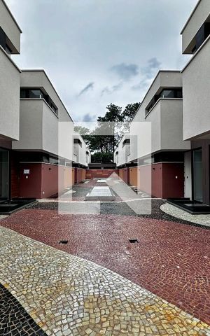 Casa de condomínio à venda com 496m², 4 quartos e 4 vagas Casa de condomínio à venda com 496m², 4 quartos e 4 vagasÁrea Comum