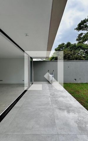 Casa de condomínio à venda com 496m², 4 quartos e 4 vagas Casa de condomínio à venda com 496m², 4 quartos e 4 vagasVaranda/Quintal