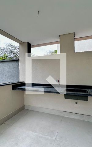 Casa de condomínio à venda com 496m², 4 quartos e 4 vagas Casa de condomínio à venda com 496m², 4 quartos e 4 vagasVaranda/Quintal