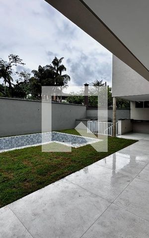 Casa de condomínio à venda com 496m², 4 quartos e 4 vagas Casa de condomínio à venda com 496m², 4 quartos e 4 vagasVaranda/Quintal