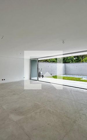 Casa de condomínio à venda com 496m², 4 quartos e 4 vagas Casa de condomínio à venda com 496m², 4 quartos e 4 vagasSala