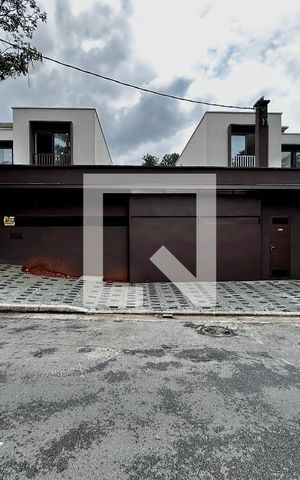 Casa de condomínio à venda com 496m², 4 quartos e 4 vagas Casa de condomínio à venda com 496m², 4 quartos e 4 vagasFachada