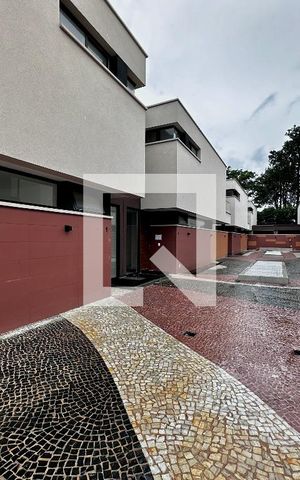 Casa de condomínio à venda com 496m², 4 quartos e 4 vagas Casa de condomínio à venda com 496m², 4 quartos e 4 vagasÁrea Comum