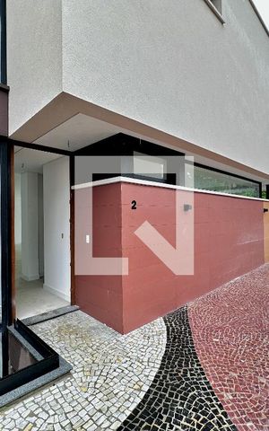 Casa de condomínio à venda com 496m², 4 quartos e 4 vagas Casa de condomínio à venda com 496m², 4 quartos e 4 vagasFachada Casa