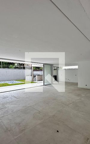 Casa de condomínio à venda com 496m², 4 quartos e 4 vagas Casa de condomínio à venda com 496m², 4 quartos e 4 vagasSala